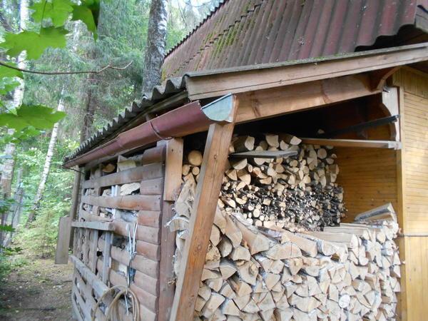 Чистка водостоков загородного дома от листьев и прочего мусора