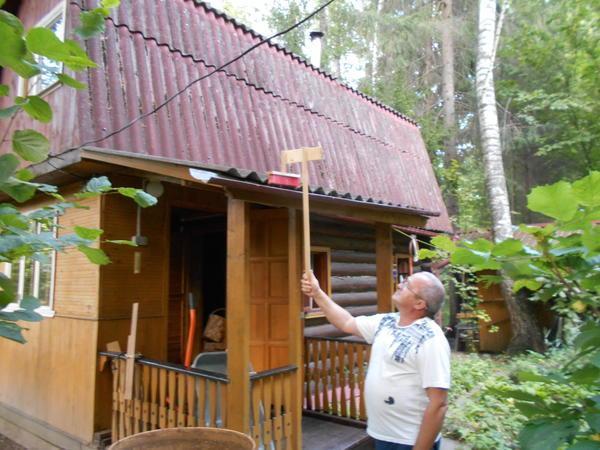 Чистка водостоков загородного дома от листьев и прочего мусора