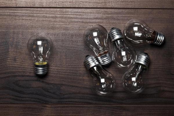 Сколько нужно специалистов, чтобы заменить электрическую лампочку