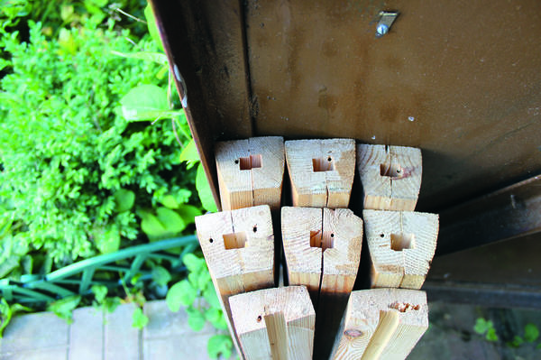Ремонт деревянных перил на крыльце: доработка и крепление балясин
