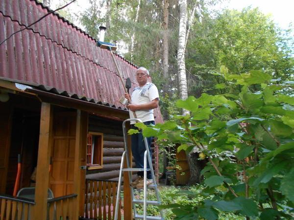 Чистка водостоков загородного дома от листьев и прочего мусора